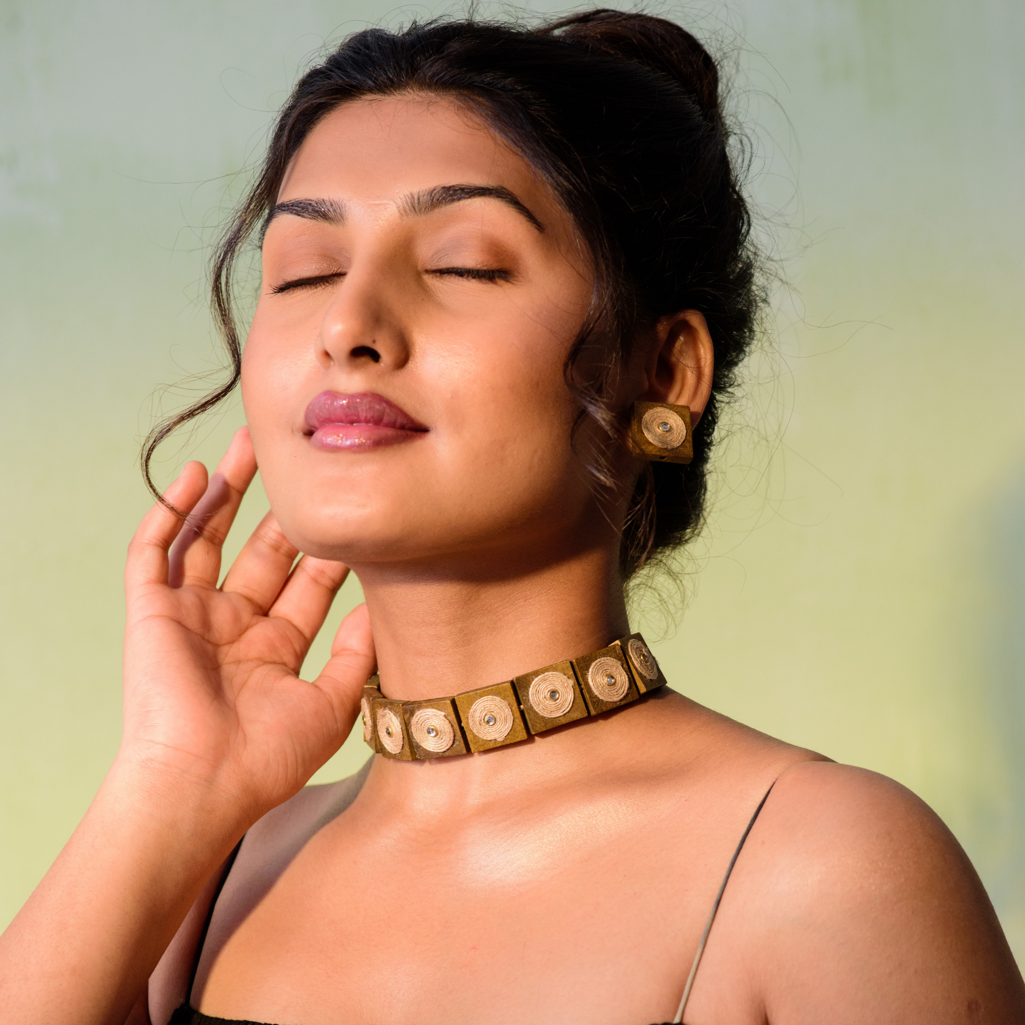 WHE Square Wooden Block Jute Choker